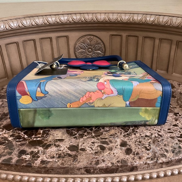 👛Disney Loungefly Snow White and the Seven Dwarfs Crossbody Bag - Picture 10 of 10